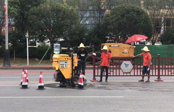 施工機(jī)械化，采用圓形井蓋切割機(jī)整治修復(fù)路面井蓋問(wèn)題