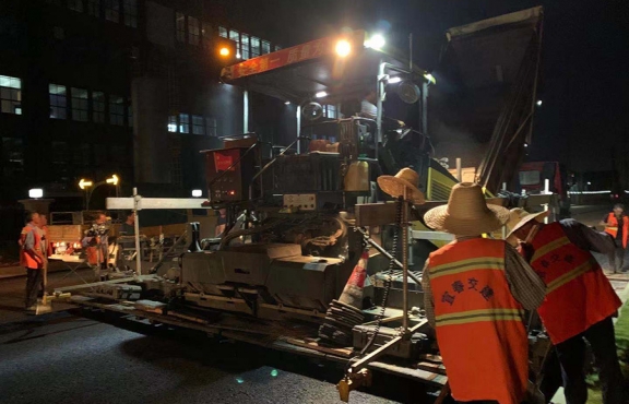 爭(zhēng)分奪秒，挑燈夜戰(zhàn)趕工期