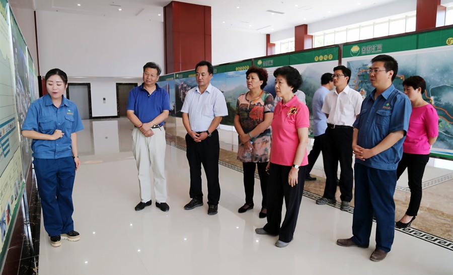 1-2015年8月，全國政協(xié)副主席、中國科學(xué)院院士王志珍一行蒞臨金徽股份調(diào)研。.jpg