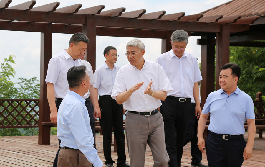 7-2021年7月，中共中央委員、時任甘肅省委書記尹弘蒞臨金徽股份調(diào)研指導(dǎo)防災(zāi)減災(zāi)和綠色礦山建設(shè)情況。.jpg