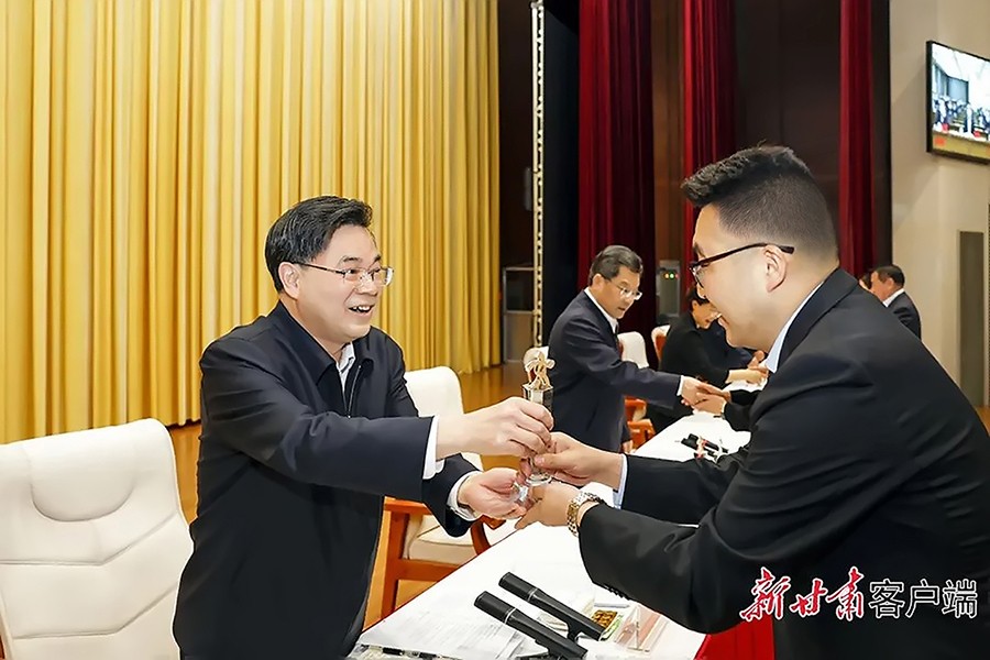 2-2023年5月，省委書記、省人大常委會主任胡昌升為金徽礦業(yè)旅游景區(qū)授“全省文化旅游發(fā)展突出貢獻(xiàn)集體獎”。.jpg
