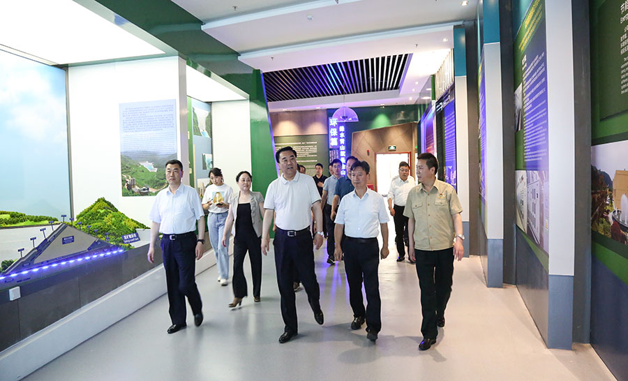 14-2021年6月，時任省委常委、省委統(tǒng)戰(zhàn)部部長馬廷禮蒞臨金徽股份調(diào)研。.jpg