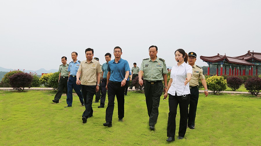 17-2020年7月，省委常委、省軍區(qū)司令員王文清蒞臨金徽股份調(diào)研企業(yè)編兵和綠色礦山建設(shè)工作是表示：金徽股份將民兵作為企業(yè)應(yīng)急救援力量的一員，充分發(fā)揮了民兵作用，立起了在企業(yè)編兵的標(biāo)桿。.jpg