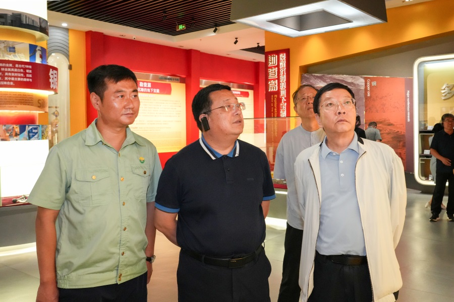 2024.06.23全國政協(xié)委員、 陜西省政協(xié)副主席、民建陜西省委會主委李忠民蒞臨金徽股份調(diào)研.jpg