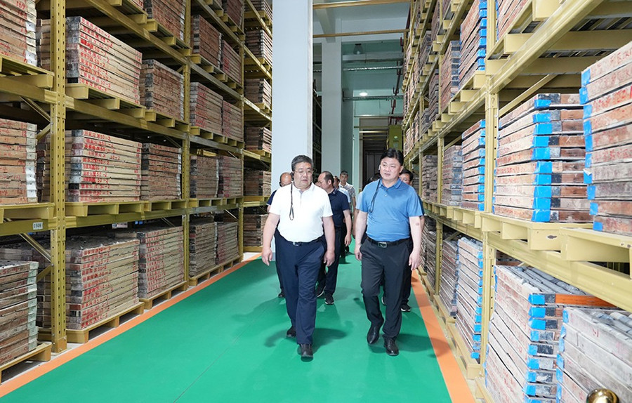 51-2022年6月，省農(nóng)業(yè)農(nóng)村廳一級巡視員朱寶瑩蒞臨金徽股份調(diào)研綠色礦山建設(shè)工作。.jpg