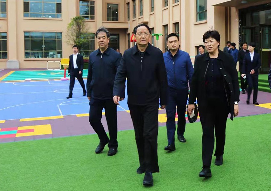 5.2018年4月，時任省政協(xié)主席、黨組書記歐陽堅蒞臨金徽企業(yè)視察-900.jpg